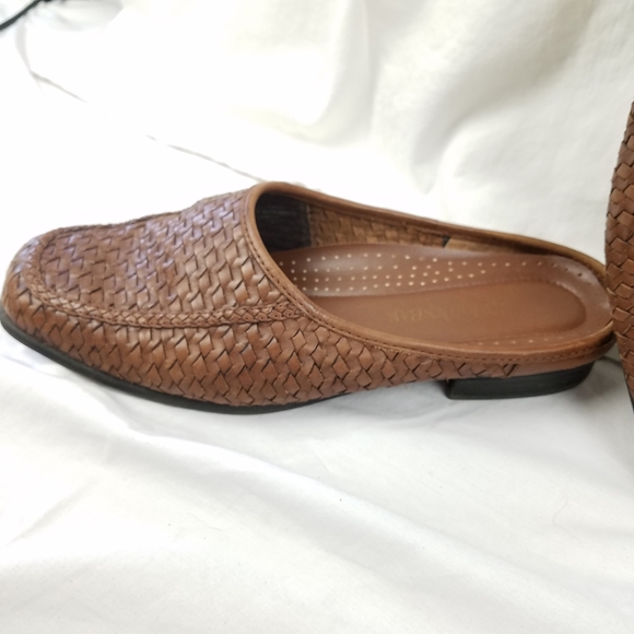 St. John's Bay Brown Woven Leather Open Heel Slip On Shoe Sz 7W - Picture 2 of 7